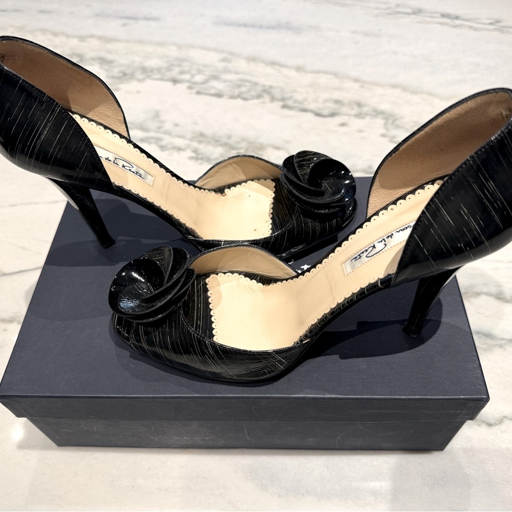 Oscar de la Renta patent peep toe heel size 39 (8.5 US). Very good condition.